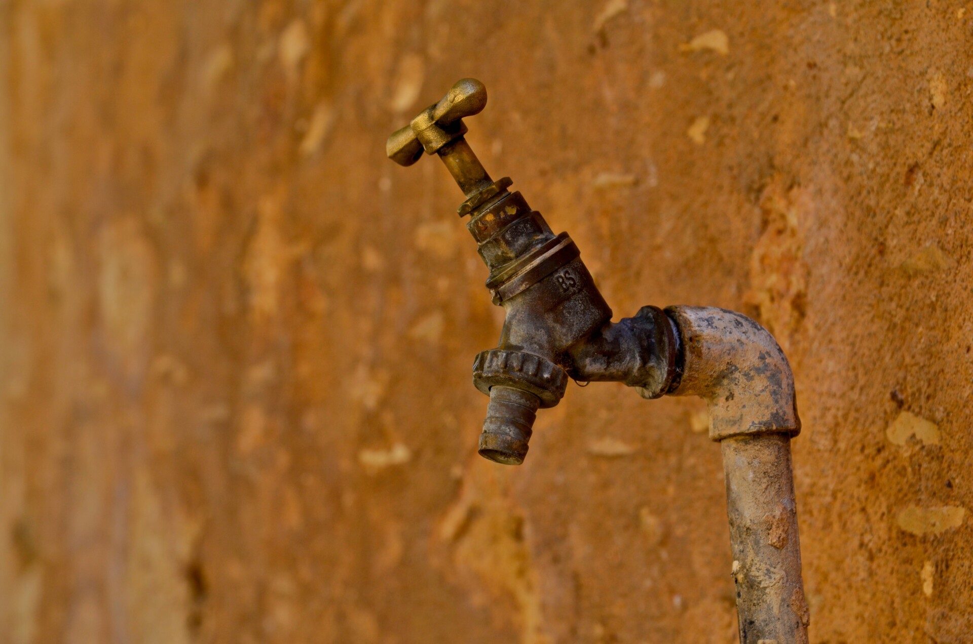 En rusten kran. Bildet er brukt i en artikkel som omhandler vannbehandling.